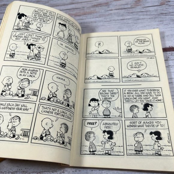 Vintage It’s A Dog's Life Charlie Brown 1968 Book by Charles M Schultz Rare - Picture 3 of 5